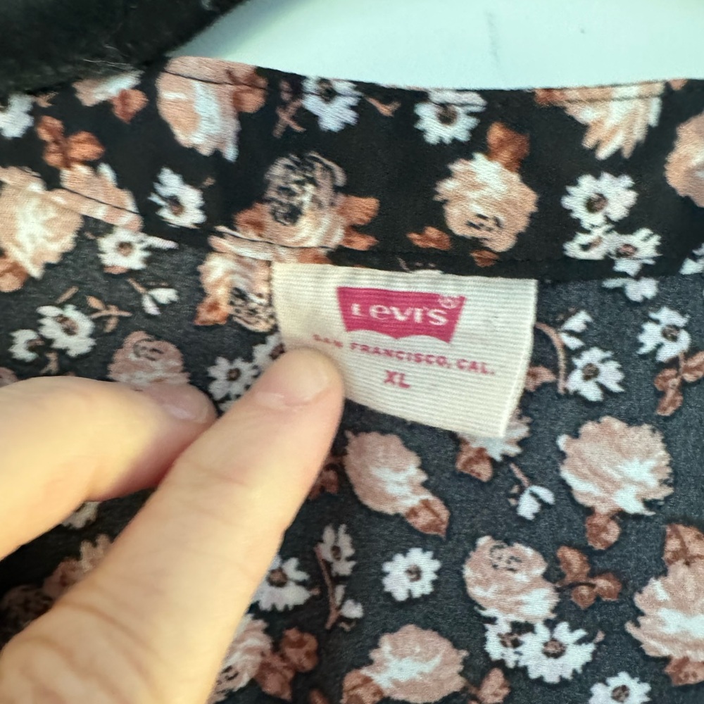 Levi's Farah Long Dress featuring a black ditsy floral print - Picture 4 of 13